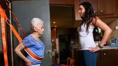 بالصور.. عجوز تثير ضجة بإعادة تصحيح تقوس ظهرها