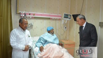 محافظ قنا يطمئن على  أول مريض  يجري عملية جراحية بمركز الأورام