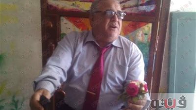 بالصور.. مدير مدرسة بقنا يستقبل الطلاب بالورود بعد إعلان النتيجة