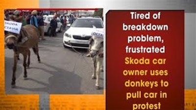 بالفيديو.. رجل فشل في تصليح سيارته الفاخرة فاستعان بحمارين لجرها