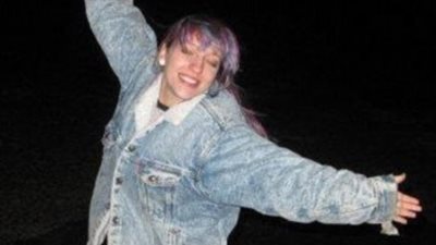 بالصور.. وفاة مصممة أزياء سقطت من أعلى سريرها