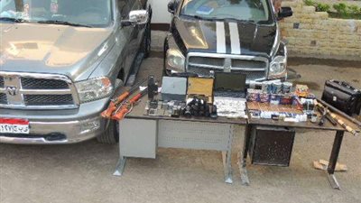 بالصور.. ضبط 3 متهمين بحوزتهم مبالغ أجنبية و11 هاتفا و72 فيزا بالمنيا