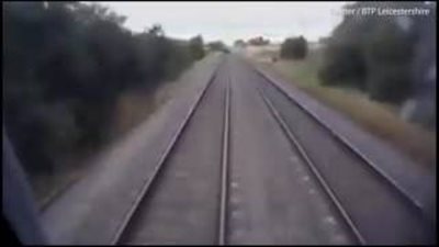 بالفيديو والصور.. لقطات مروعة لقطار يتفادى الإطاحة بجرار ومقطورة