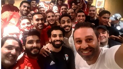 حازم إمام في صورة مع لاعبي المنتخب: «سيلفي كأس العالم»