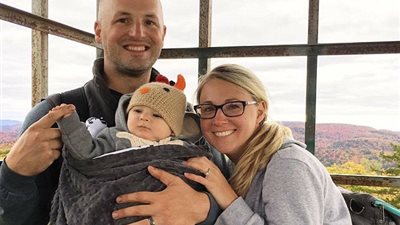 بالفيديو والصور.. رد فعل طفلة تشاهد والدها لأول مرة بالنظارات الطبية