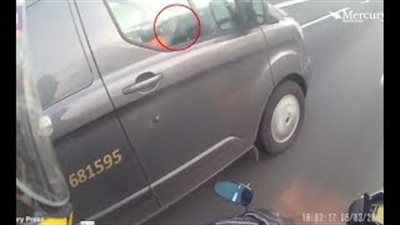 بالفيديو والصور.. سائق شاحنة يمارس ألعاب الفيديو أثناء القيادة