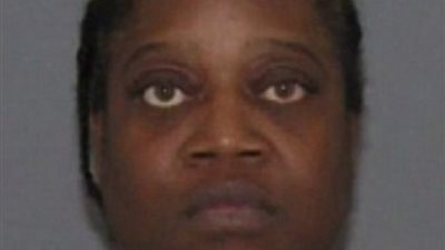 امرأة تتأخر عن ميعاد حافلة فتسرق سيارة إسعاف