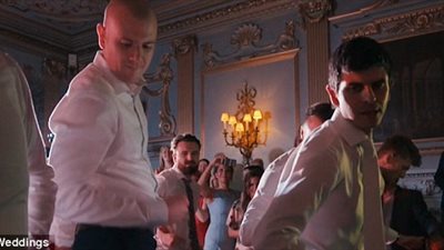 بالفيديو والصور.. عريس يفاجئ عروسه برقصة مذهلة