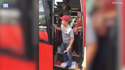 بالفيديو والصور.. سائق يطرد سائحتين من على متن حافلة