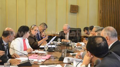 بسبب تمسك الحكومة بـ 14%.. «موازنة البرلمان» تفشل في تحديد نسبة ضريبة القيمة المضافة.. إحالة تحديد النسبة للجلسة العامة.. نواب متمسكون بـ 12% حرصا على عدم زيادة الأسعار.. وطلعت خليل يعترض عل