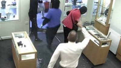 بالفيديو.. صاحب متجر يواجه ثلاثة لصوص مسلحين بشجاعة