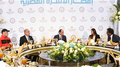 أسبوع رئاسي مميز.. «السيسي» يحضر إفطار الجيش والأسرة المصرية.. يبحث مشروعات المنطقة الاقتصادية لقناة السويس.. يناقش تطورات سد النهضة مع الحكومة.. ويلتقي وزراء خارجية البرتغال وأوغندا