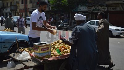 الجمعة في السيدة زينب «اليوم المقدس».. القرويون صيد ثمين للباعة