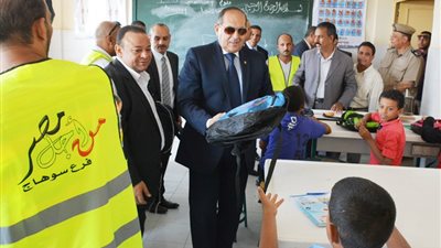 بالصور.. محافظ سوهاج يوزع ألف حقيبة مدرسية على الطلاب