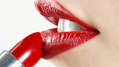 خبيرة تجميل تكشف أسرار استخدام أحمر الشفاه