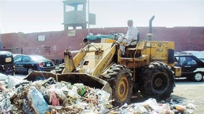 إزالة القمامة من طريق بحر أبو الأخضر في الشرقية