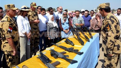 وزيرة الهجرة تزور مع أبناء المصريين بالخارج وحدات قوات الصاعقة