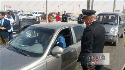 بالصور.. مدير أمن القاهرة يقود حملات مرورية أعلى الدائرى