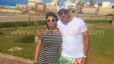 زوجة أحمد عيد عبد الملك: «لم أطلب منه تقبيل الدبلة لكنها تسعدني»