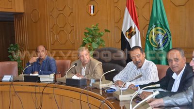 بالصور.. محافظ الإسماعيلية يناقش مشكلات قرية «السلام»