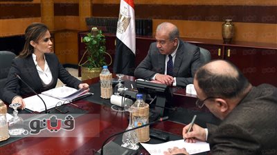 سحر نصر تعرض خطة الاستثمار والتعاون الدولي على رئيس الوزراء