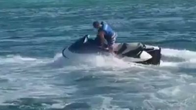 عمرو يوسف يستعرض مهارته في التزلج على الماء