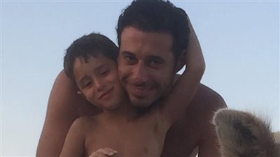 أحمد السعدني ونجله على ظهر «جمل»