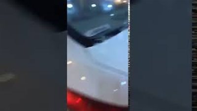 بالفيديو.. سعودية تتسبب في تحطيم محل بسيارتها