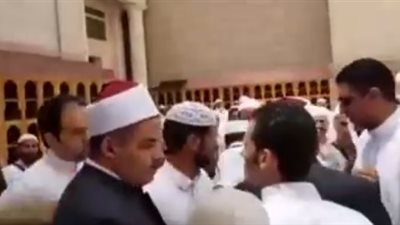 بالفيديو.. تدافع مئات المصلين على شيخ الأزهر بالمسجد النبوي