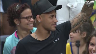 «نيمار» يؤازر منتخب البرازيل للطائرة أمام إيطاليا