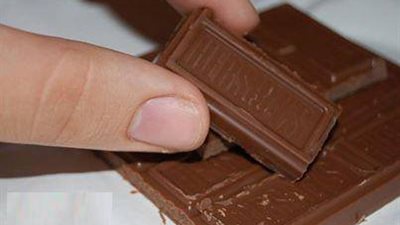 القصة الكاملة للقبض على سارق الشوكولاتة.. كاميرات المراقبة رصدته أثناء وضعها في جيبه.. المتهم: ابني كان نفسه فيها ومقدرتش أشتريها والدنيا غليت.. والنيابة تخلي سبيله وتحيله للمحاكمة بجلسة 20 مارس