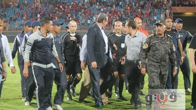 بالصور.. لحظة إنقاذ حكم مباراة الأهلي من اعتداء لاعبي حسين داي