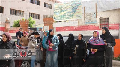 بالصور.. تجمهر أولياء أمور طلاب الإعدادية أمام كنترول الإسكندرية