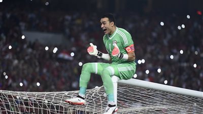 والدة عصام الحضري: «اتصل بيا وطلب مني أدعيله هو وزمايله»