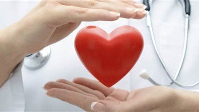 طبيب يضع قائمة الطعام الصحي لسلامة القلب