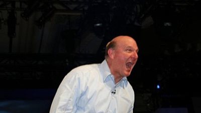 بالصور.. مواقع عالمية: رئيس مايكروسوفت مثير للضحك