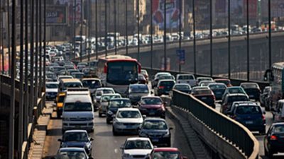 توقف الحركة المرورية أعلى كوبري 6 أكتوبر بسبب حادث تصادم