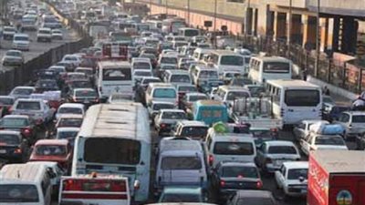 تباطؤ حركة المرور بـ«الكيت كات» بسبب كسر ماسورة صرف صحي