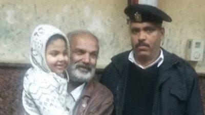 شرطة النقل تعيد طفلة تائهة لوالدها بمحطة عين شمس