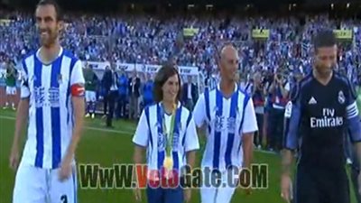 بالفيديو.. معاق يسدد ركلة البداية بمباراة ريـال مدريد وسوسيداد