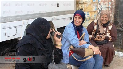 بالفيديو والصور.. أولياء أمور طلاب إمبابة يتضرعون بالدعاء لثبات أبنائهم في امتحان «العربي»