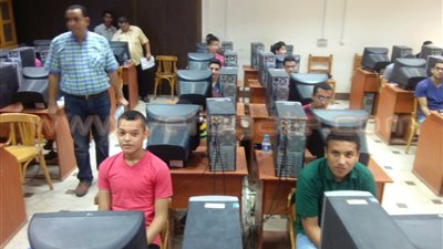 بالصور.. 200 طالب وطالبة يؤدون اختبارات مدرسة أحمد زويل للمتفوقين