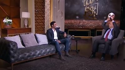 بالفيديو.. آسر ياسين يظهر مهاراته الكروية أمام عمرو أديب في الاستوديو