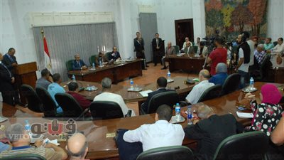 وزير الزراعة يسلم منتفعي الإصلاح وهيئة التعمير عقودا نهائية وابتدائية