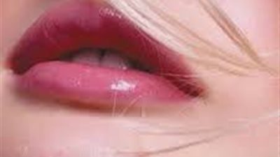 السكر والفازلين الأفضل للتخلص من تشققات الشفاه في رمضان