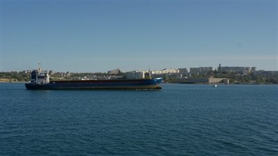 انقلاب سفينة شحن على متنها بحارة سوريون قبالة سواحل القرم