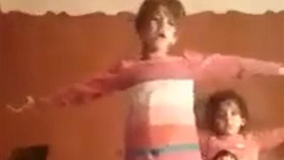 بالفيديو.. رد فعل طفلة على رقص شقيقتها على أغنية وطنية