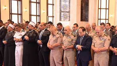 بالصور.. السيسي يؤدى صلاة الجمعة بمسجد المشير طنطاوي