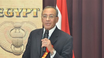 سفير مصر ببكين يشيد بجناح «مصر للطيران» بمعرض cottm