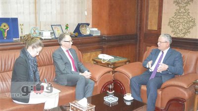 محافظ المنيا يبحث مع السفير الأسترالي فرص التعاون والاستثمار